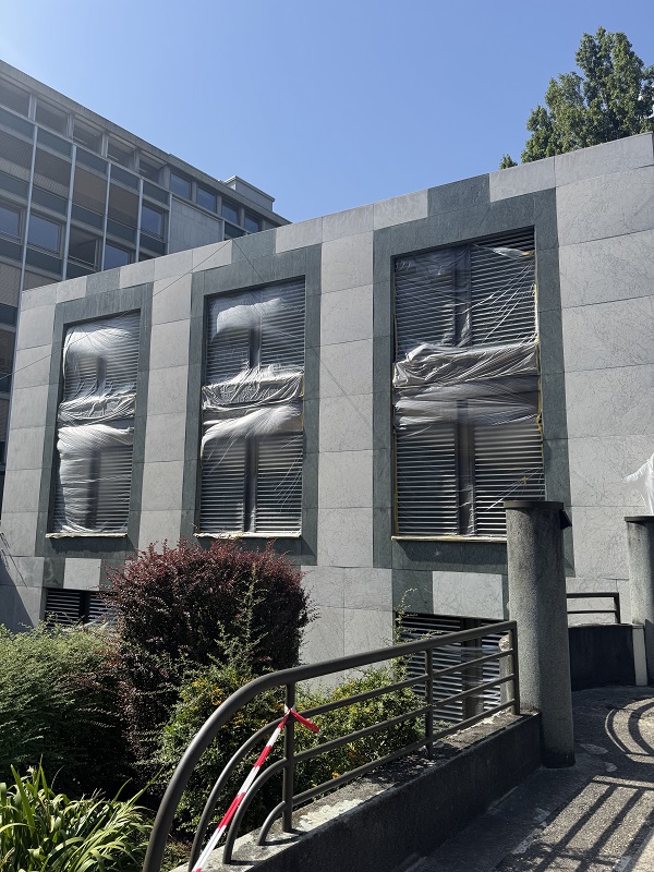 Avant et après nettoyage d'une façade de maison à Lausanne